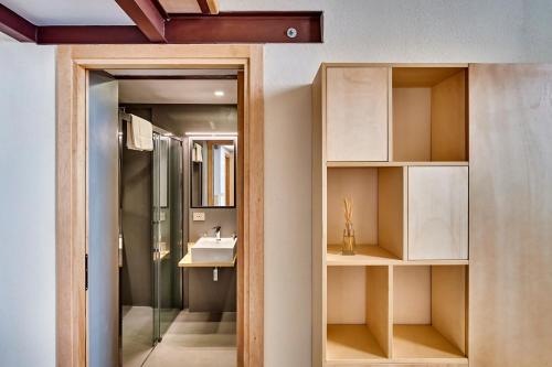 un baño con lavabo y espejo en Rifugio di Mare, en Alghero
