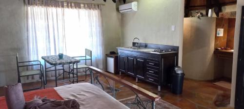 Кухня или кухненски бокс в Roidina Safari Lodge