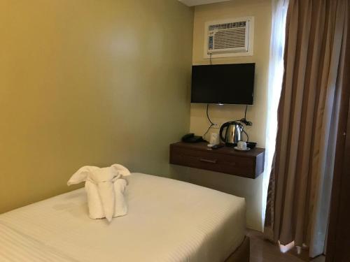 Ένα ή περισσότερα κρεβάτια σε δωμάτιο στο Treasure Island Hotel With Mini Water Adventure