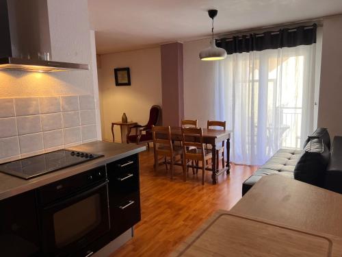 une cuisine et un salon avec un canapé et une table dans l'établissement Appartement Rue Haute Seille, à Metz