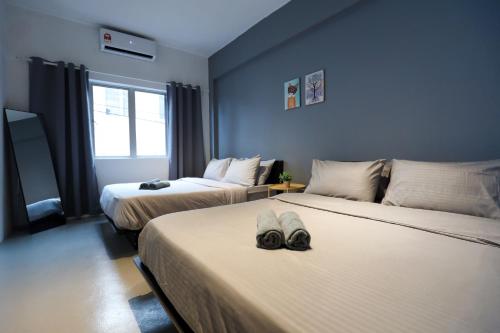 Postel nebo postele na pokoji v ubytování Cozy Homestay with Karaoke System & Pool Table