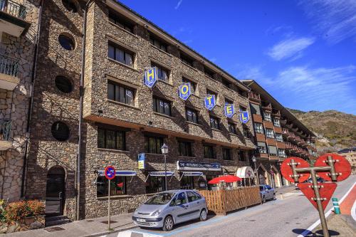 un edificio con un coche aparcado delante de él en Hotel Roc Del Castell en Canillo