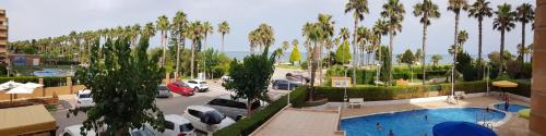 an aerial view of a parking lot with palm trees at Magic World Frontal 1ª línea in Oropesa del Mar
