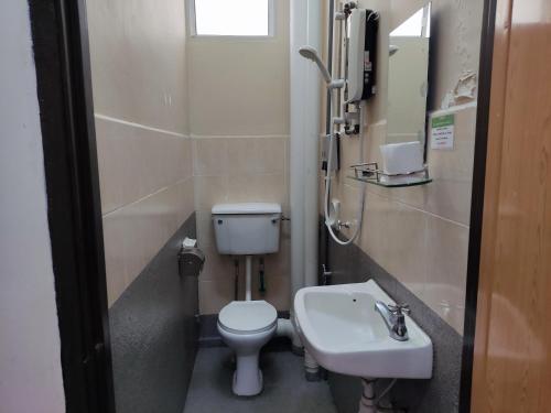 uma pequena casa de banho com WC e lavatório em Penang Tanjung Bungah Medium Cost Apartment Stay em Tanjung Bungah