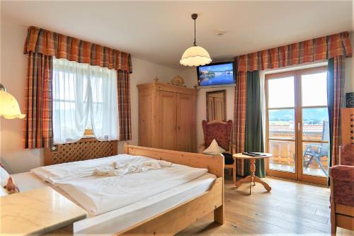 Una cama o camas en una habitación de Ferienhaus und Landhaus Berger