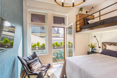 A bed or beds in a room at Premium Rooms by Hi5 - Style at the Comedy Theater