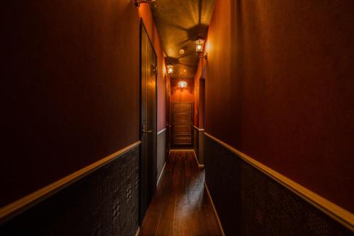 a long hallway with a hallway at THE BEEHIVE AIOI in Otaru