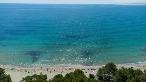 a group of people on a beach near the water at Villa de lujo EL MIRADOR in L'Ampolla