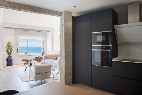 cocina y sala de estar con vistas al océano en Zinemaldi Suite by FeelFree Rentals, en San Sebastián