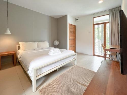 Una cama o camas en una habitación de SUNKISS