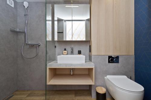 a bathroom with a sink and a toilet at JURTLANDIA jurta BOHO in Lubiatowo