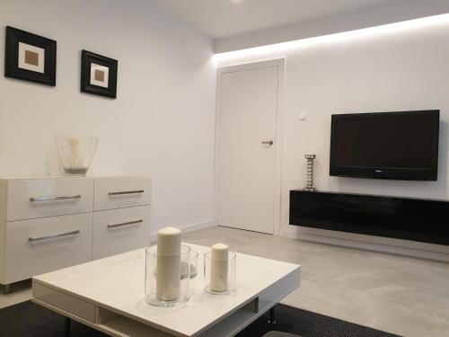 Televízia a/alebo spoločenská miestnosť v ubytovaní Apartament pod Jaworzyną