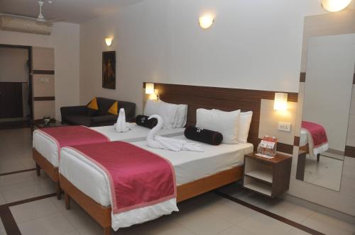 Una cama o camas en una habitación de Mastiff Infantry Bengaluru