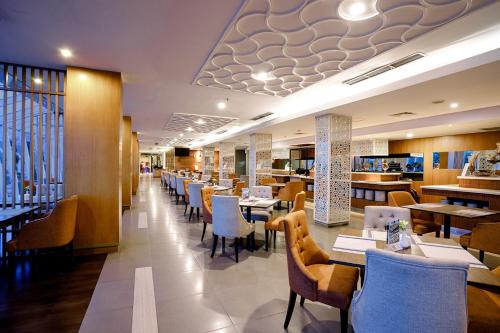 ห้องอาหารหรือที่รับประทานอาหารของ Emersia Hotel and Resort