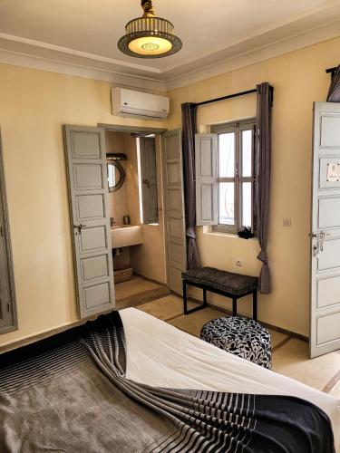Un ou plusieurs lits dans un hébergement de l'établissement Riad Dar Chadia