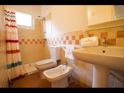 une salle de bain avec des toilettes blanches et un lavabo dans l'établissement Marina Corsa Res 4 rooms apartment 2 bathrooms 150 m from the sea Ghisonaccia, à Ghisonaccia