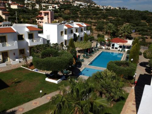 vista aerea su una villa con piscina di Nikolas Villas Appartments a Hersonissos