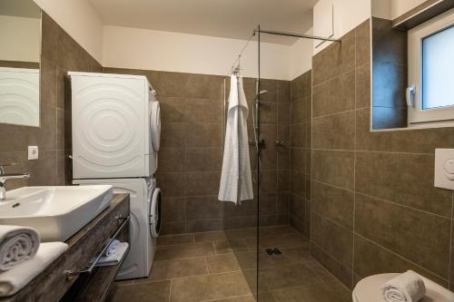 Un baño de Chalet Dorf Wagrain Alpenleben by AlpenTravel