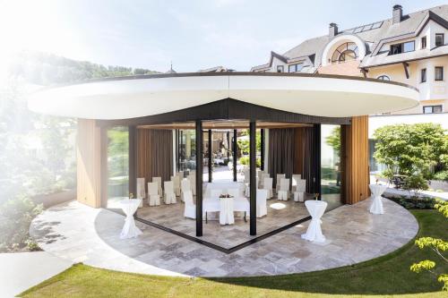 a rendering of a pavilion with tables and chairs at Seminarhotel Lengbachhof GmbH in Altlengbach
