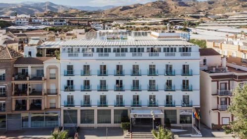 una vista aérea de un edificio blanco en Urban Beach Torrox Costa, en Torrox Costa