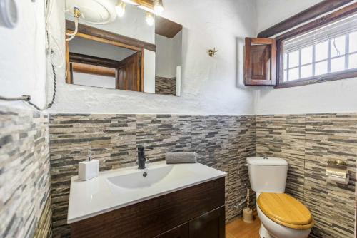 モロン・デ・ラ・フロンテラにあるCasa Rural El Ventorrilloのバスルーム(洗面台、トイレ、鏡付)