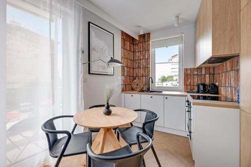 Aura 40 City Center & Free Parking by Downtown Apartments