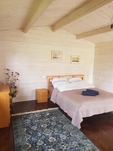 - une chambre mansardée avec un grand lit dans l'établissement Campsite 37A - Wooden Cabins, à Karklė