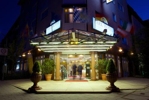 um edifício com uma entrada iluminada à noite em Park Hotel Laim Serviced Apartments em Munique