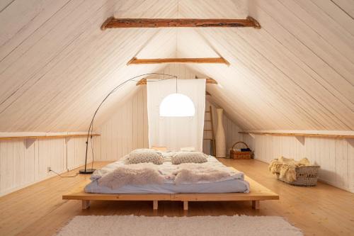 a bedroom with a bed in a attic at Muhu Namaste in Simisti