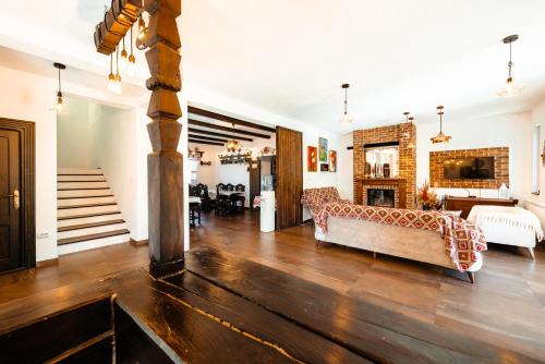 Postel nebo postele na pokoji v ubytování Pensiunea Poiana Vlădesei