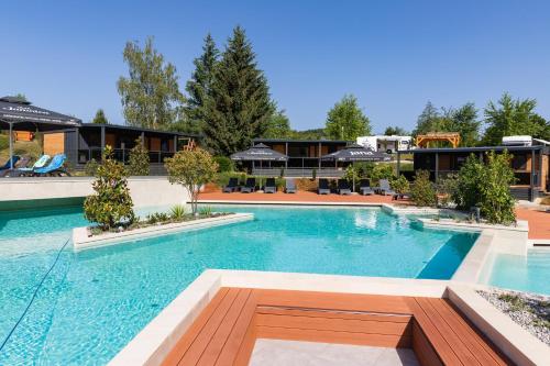 Bazén v ubytování Plitvice Holiday Resort nebo v jeho okolí