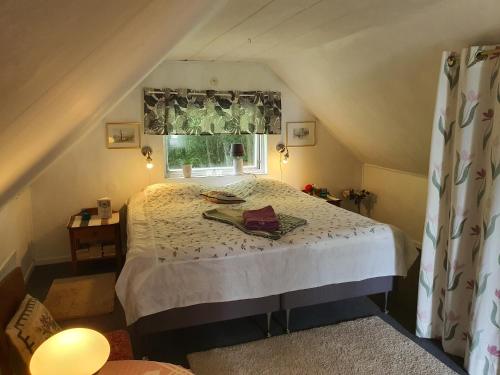 1 dormitorio con 1 cama grande en el ático en Pilakvarn en Falköping
