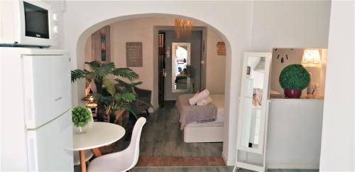 un soggiorno con un divano e un tavolo di Apartamentos Casa Mya ad Altea