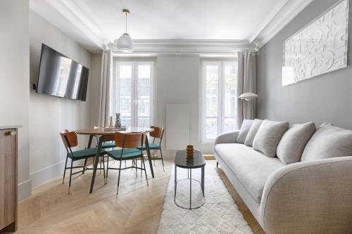 Unique Luxury Parisian flat 2BR/6P -Champs Elysées
