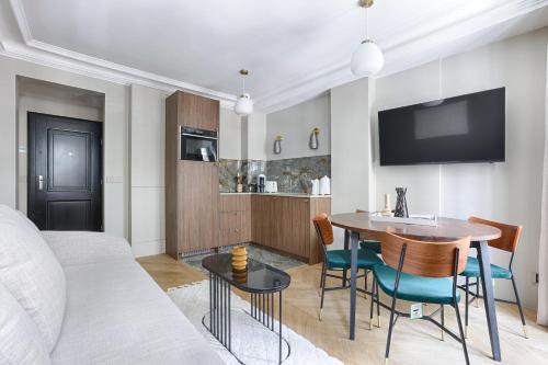 un salon avec une table et un canapé dans l'établissement Unique Luxury Parisian flat 2BR/6P -Champs Elysées, à Paris