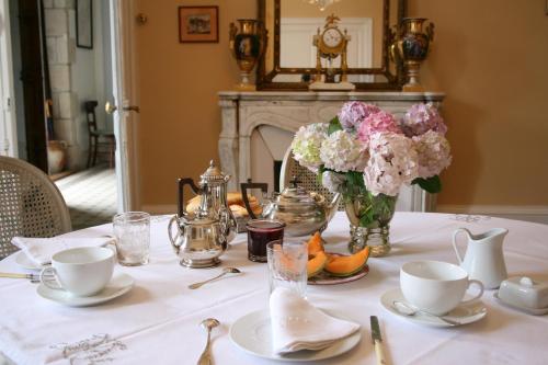 Brixにあるブルース キャッスルの白いテーブルクロスと花のテーブル