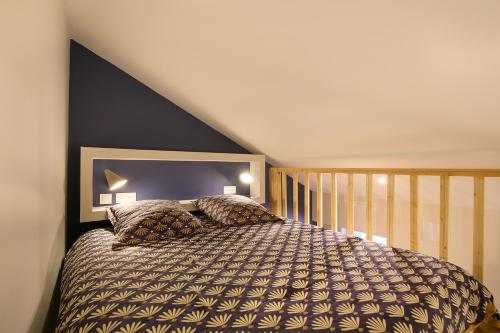 - une chambre dotée d'un lit avec un mur bleu dans l'établissement La Chartreuse - Ravissant appartement à Toulouse, à Toulouse