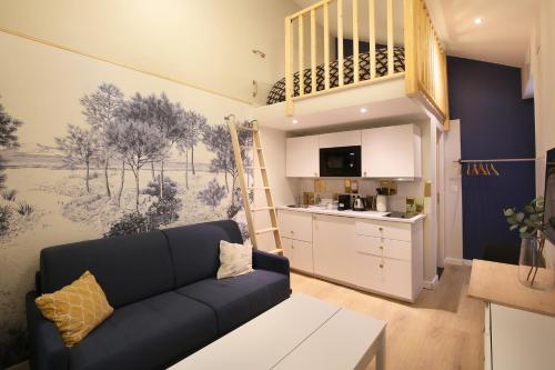 un salon avec un canapé et une cuisine dans l'établissement La Chartreuse - Ravissant appartement à Toulouse, à Toulouse