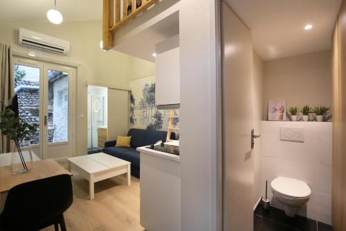 Cet appartement comprend une petite cuisine et un salon. dans l'établissement La Chartreuse - Ravissant appartement à Toulouse, à Toulouse