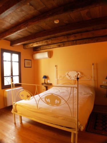 Una cama o camas en una habitación de Ca' Marsure B&B