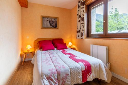 サン・ソルラン・ダルヴにあるAppartement de 4 chambres a Saint Sorlin d'Arves a 100 m des pistes avec balcon amenage et wifiのベッドルーム1室(赤い枕のベッド1台、窓付)