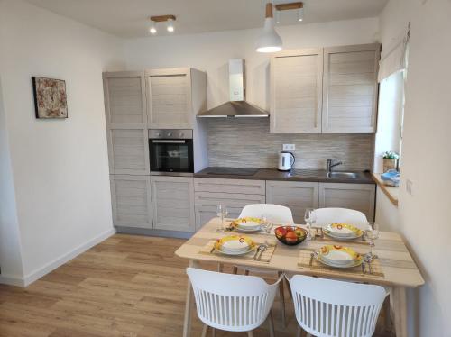 Η κουζίνα ή μικρή κουζίνα στο LOVRO Luxury apartment with Jacuzzi and terrace sea view