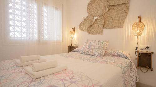 Un dormitorio con una cama con dos almohadas encima. en Empuriabrava Apartaments - nº 10, en Empuriabrava