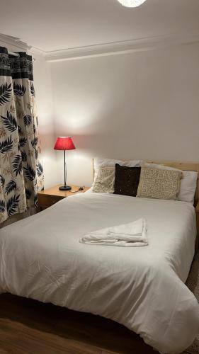 En eller flere senge i et værelse på Smalinz Homes Finchley