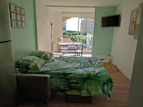 una camera con letto e balcone di STUDIO COSY a Cap d'Agde