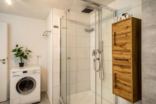 Ένα μπάνιο στο Ferienwohnung Ellenweiler bis 10 P
