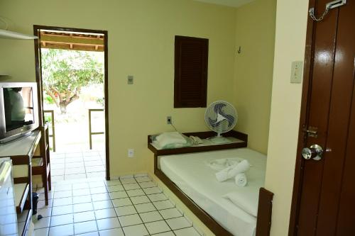 1 dormitorio con 1 cama con ventilador en Hotel Serrano, en Martins