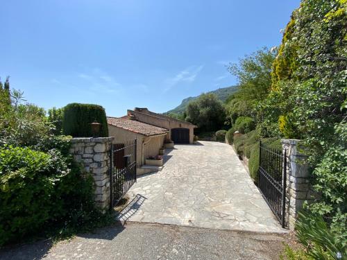 a walkway leading to a house with a fence at Villa Vence in Vence