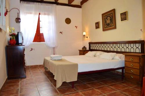 um quarto com uma cama com uma mesa e uma janela em 6 bedrooms villa with private pool and furnished garden at Campo de Cuellar em Campo de Cuéllar