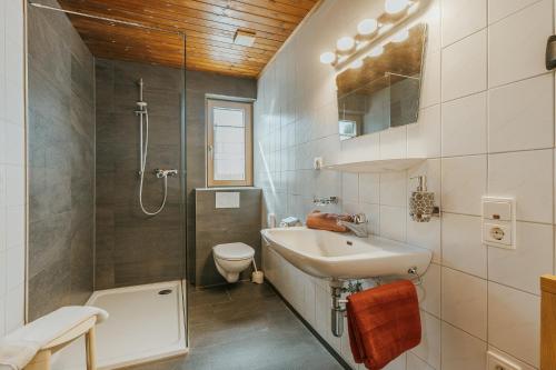 GurtisにあるBerghof Latzerのバスルーム(シンク、シャワー、トイレ付)